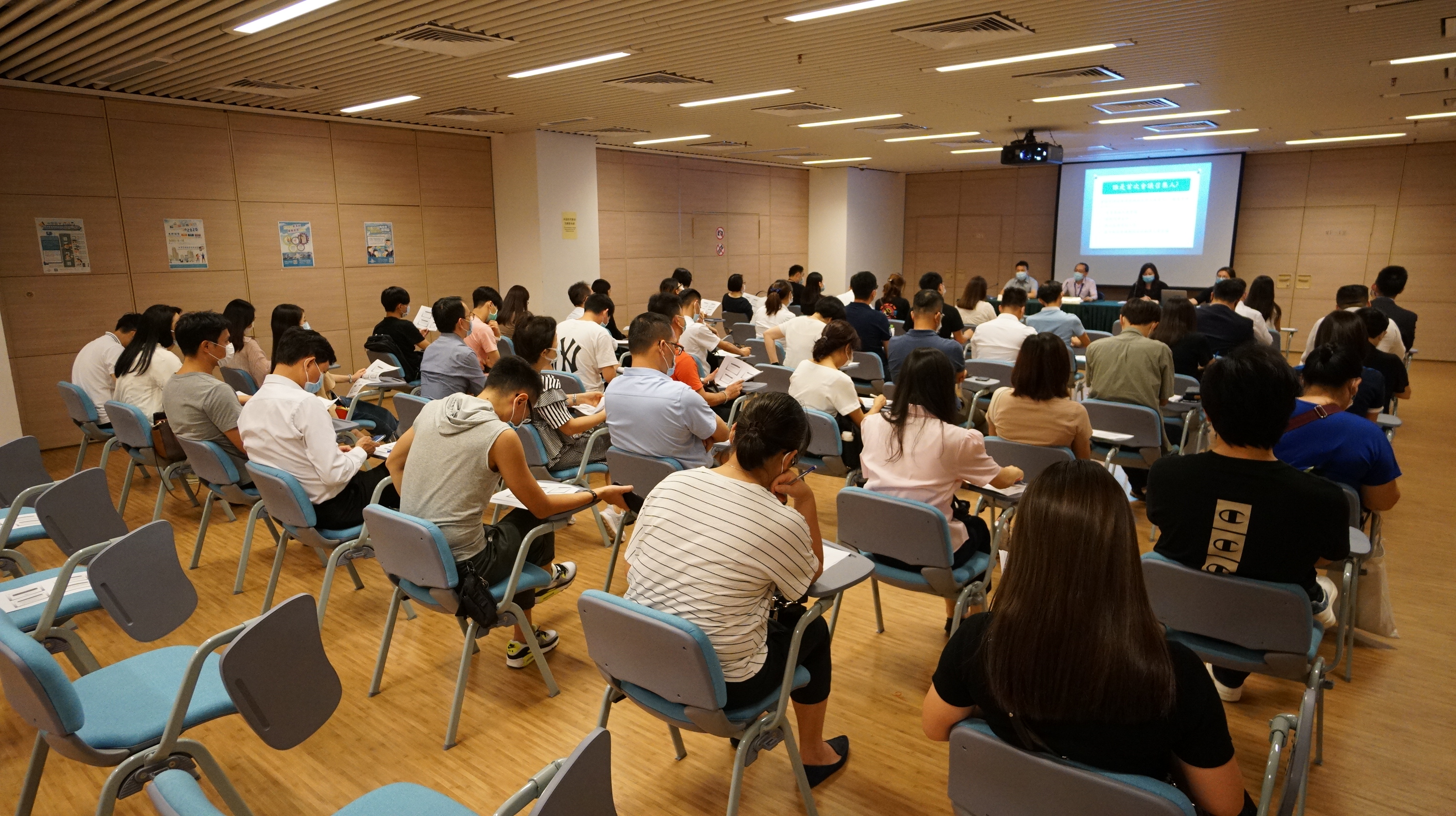 Encontro com os representantes do Centro de Recursos de Administração de Edifícios da União Geral das Associações dos Moradores de Macau - Fot. 1